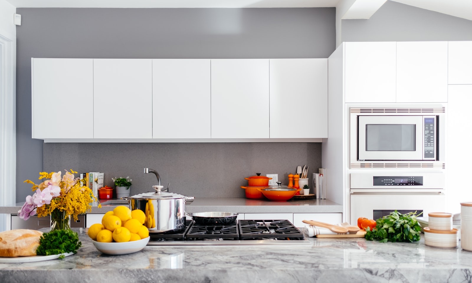 Engineered quartz slab surface